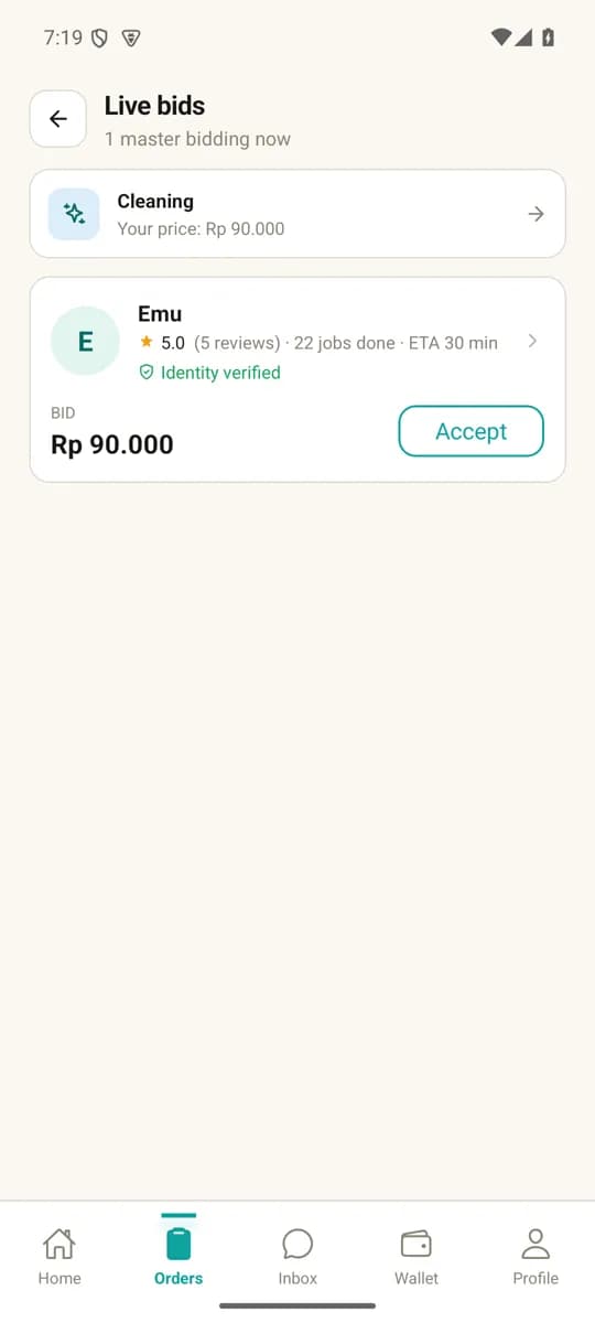 Layar tawaran langsung di Solvo: tukang dengan identitas terverifikasi menawar Rp 90.000, tombol Terima